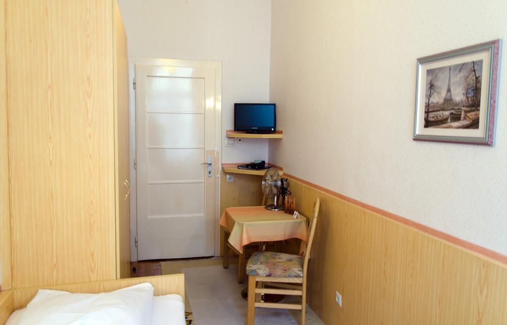 Schweizer Pension Solderer Vienna Room photo